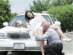 sloppy bride takes her chauffeur's dick before her wedding